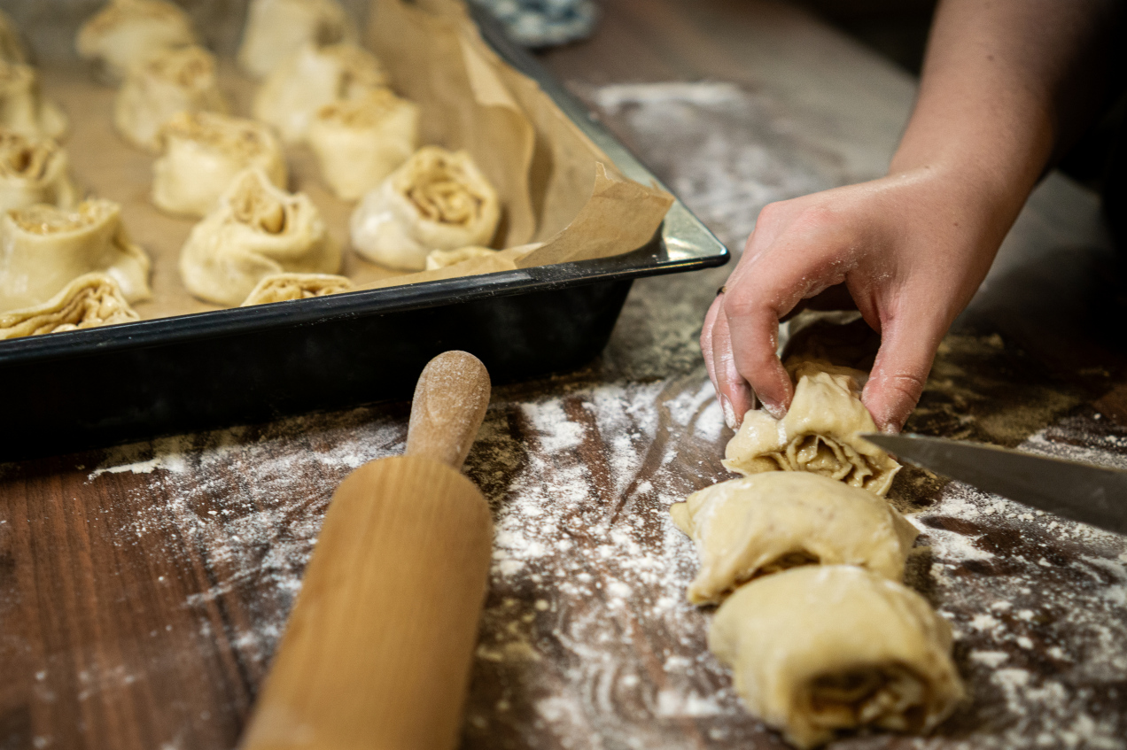 Masło ucieram z cynamonem i smaruję nim ciasto. Puszyste cynamonki przygotowuję w mig