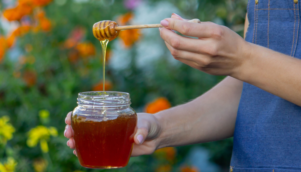Jesz miód każdego dnia? Eksperci nie mają złudzeń ws. „płynnego złota”