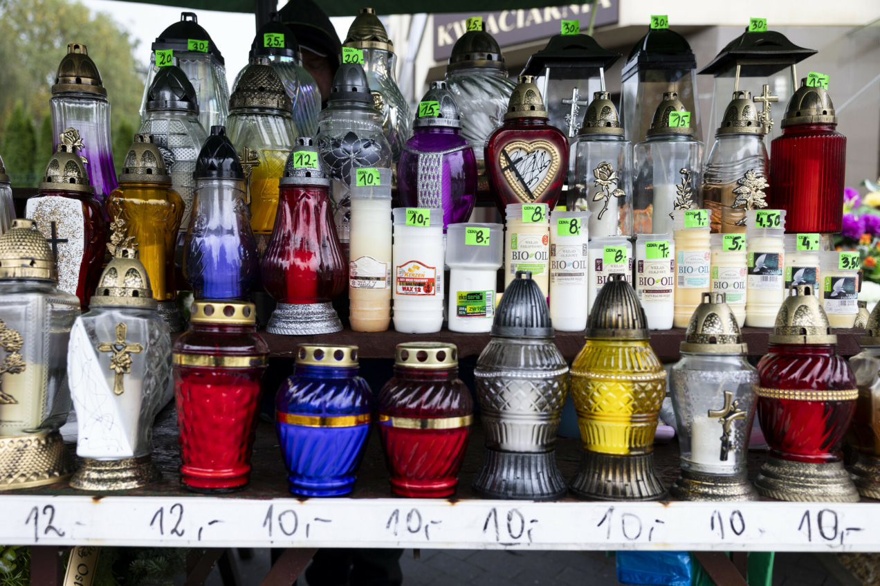 Kolor znicza ma ukryte znaczenie. Jak wybrać odpowiedni na groby bliskich?