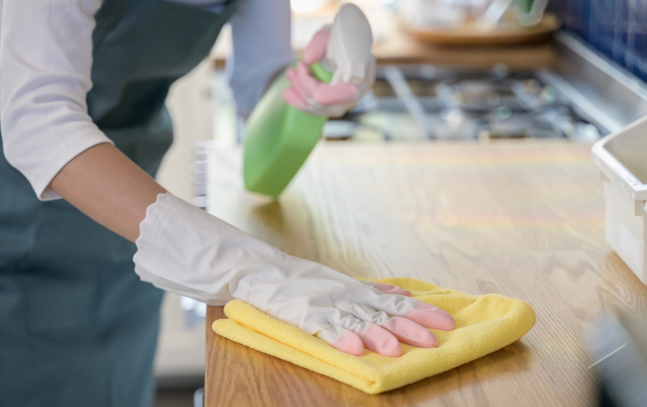 Domowy sposób na tłuste plamy w kuchni. Jeden składnik zdziała cuda