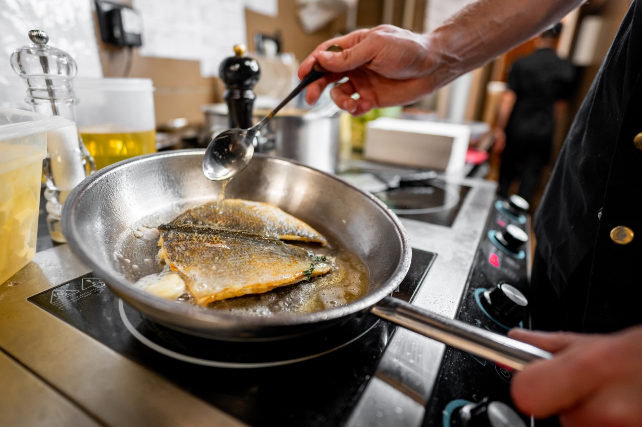Na jakim tłuszczu smażyć rybę? Wielu Polaków robi to źle