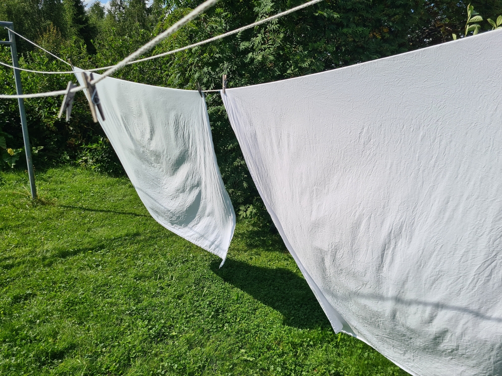W jakiej temperaturze prać pościel? W tej roztocza i bakterią czują się jak w jacuzzi