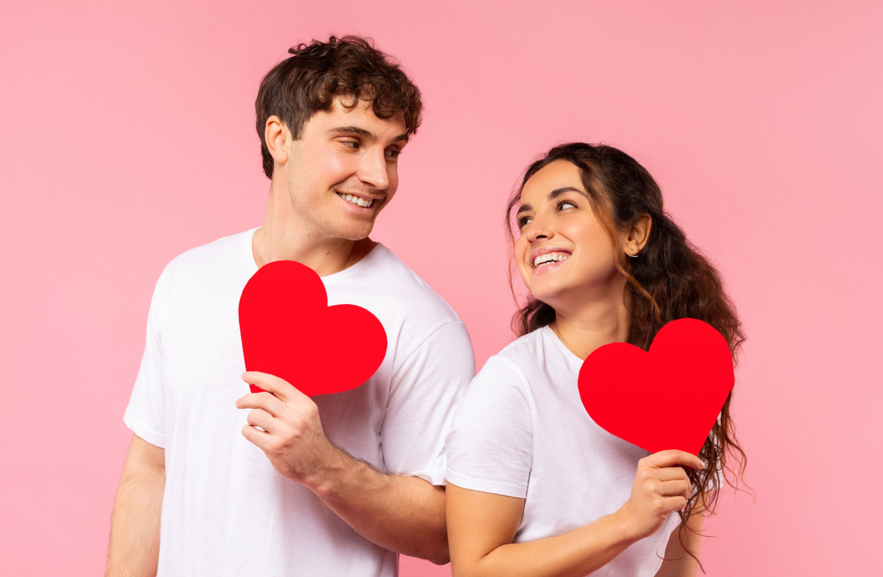 Nie przegap tych 3 sygnałów! Tak zachowuje się osoba, która się w tobie zakochuje. Psycholodzy wskazali