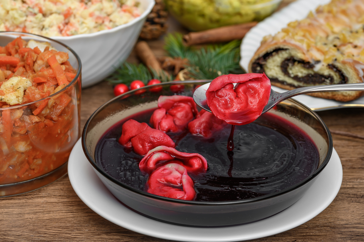 Jak usunąć plamę z barszczu czerwonego? Skuteczne babcine sposoby