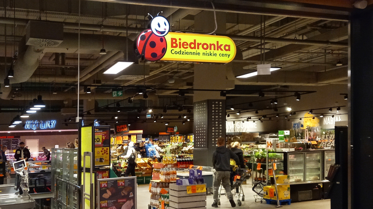 Od rana w Biedronce „6+6 gratis”. Klienci biorą na zapas