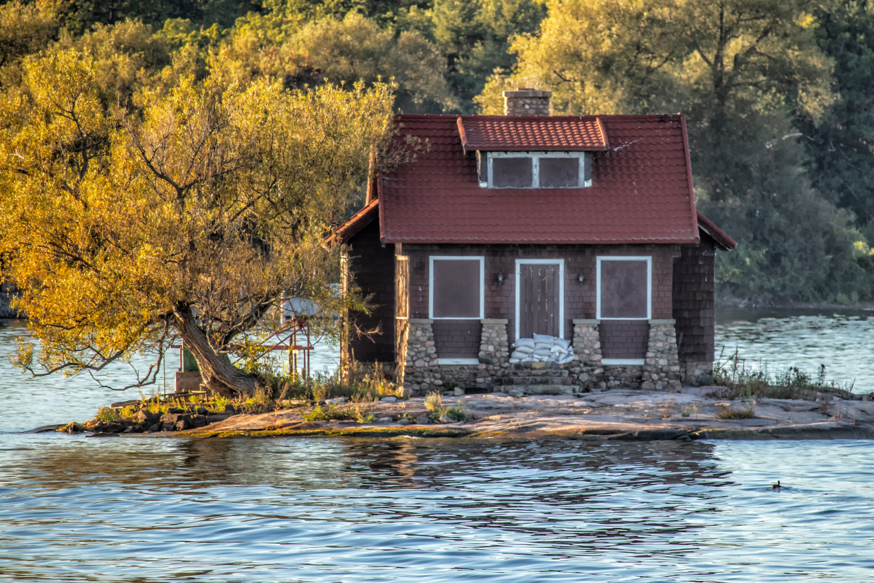 Najmniejsza zamieszkana wyspa świata. Zmieścił się na niej tylko dom i jedno drzewo