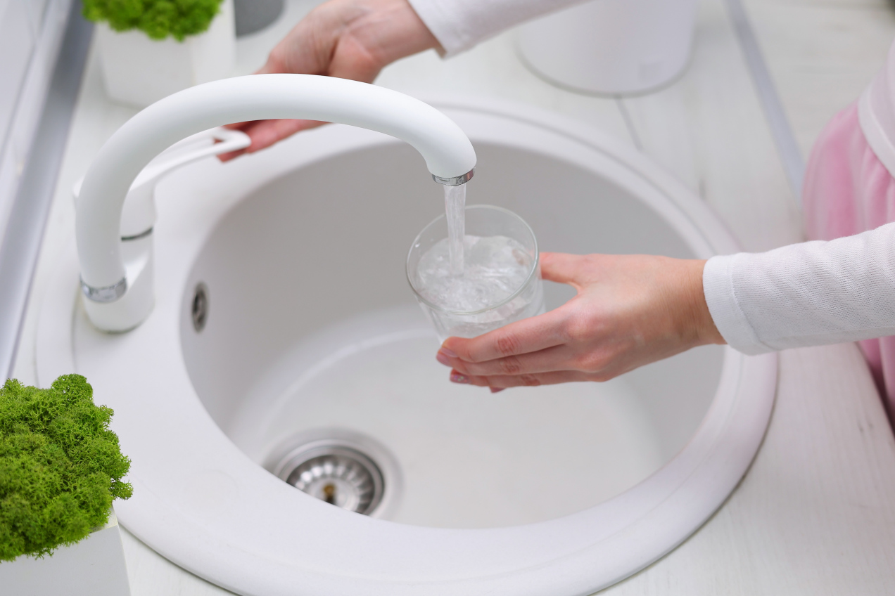 Dlatego ludzie zostawiają szklankę wody i ręcznik papierowy w zlewie przed wyjazdem. To najlepszy trik