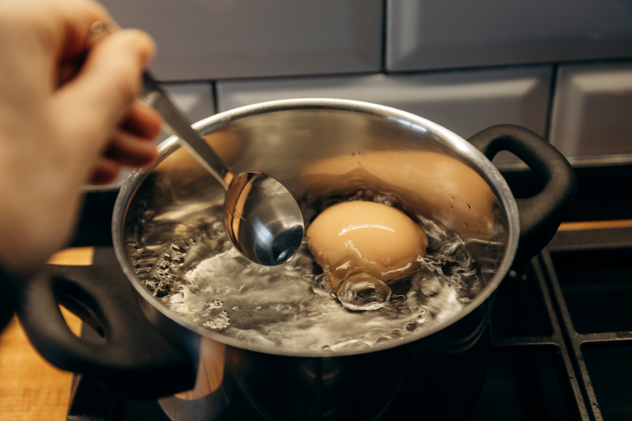 Wlej łyżeczkę do wody z jajkami. Skorupka odejdzie sama