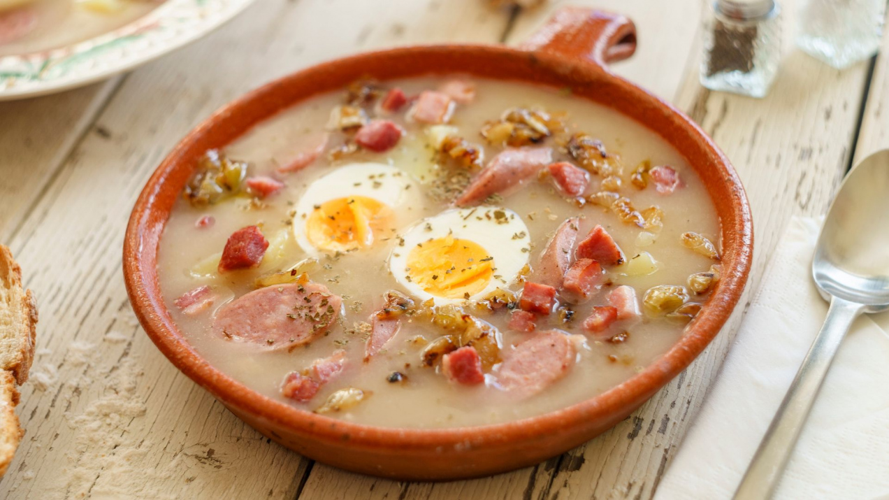 Ile żurek może stać w lodówce? jeżeli zrobisz to źle, zupa zepsuje się w mgnieniu oka