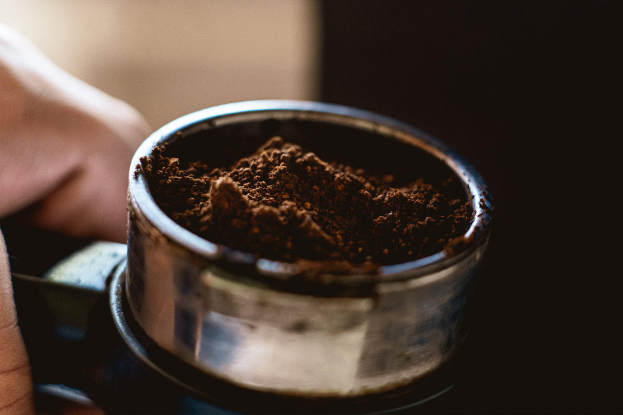 Znalazłeś w szafce kawę po terminie? Zanim ją wyrzucisz, przeczytaj