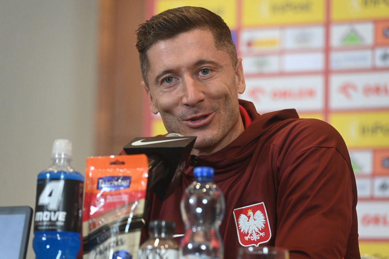 Robert Lewandowski się nie certoli. Zwrócił się do dziennikarzy: „Pokażcie jaja!”