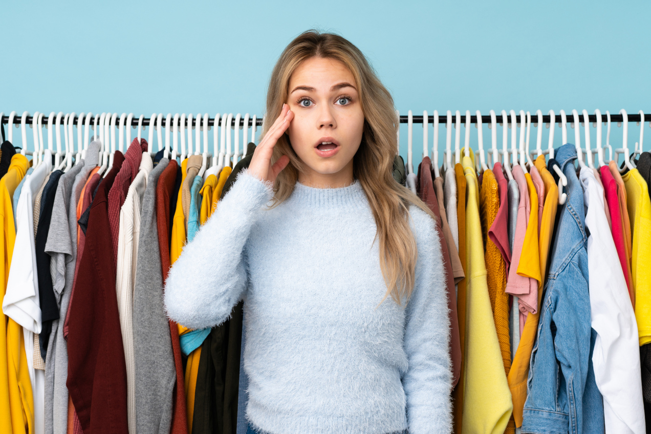 Ludzie o niskiej samoocenie często ubierają te kolory. Psychologia wymienia 7 barw