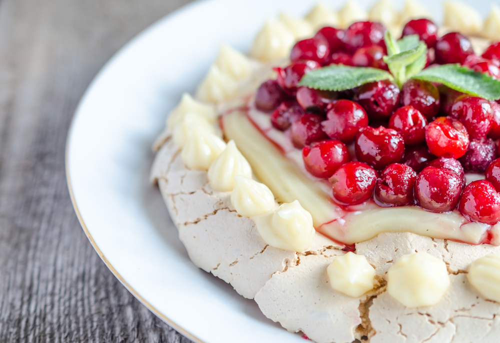 Przepis na dietetyczną bezę z kremem i owocami. Jeden kawałek ma 39 kcal!