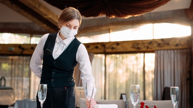 RMF Extra: Luzowanie obostrzeń. Jutro otwierają się restauracje. Bez maseczek na świeżym powietrzu. Co jeszcze się zmienia?