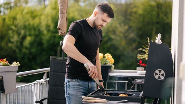RMF Extra: Czy można grillować na balkonie w bloku? Przepisy są zwodnicze – uważaj na ten jeden błąd