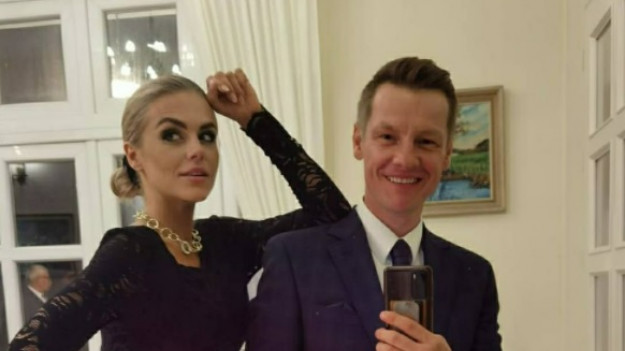 RMF Extra: Żona Marcina Mroczka bez skrępowania eksponuje zgrabną sylwetkę. Marlena Muranowicz w ognistym stroju kąpielowym rozgrzała internautów!