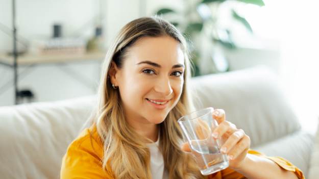 Eksperci mówią wprost, ile wody trzeba codziennie..