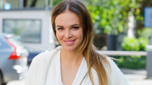 RMF Extra: Anna Wendzikowska rozgrzewa sieć! Strój dziennikarki sporo odsłania!  