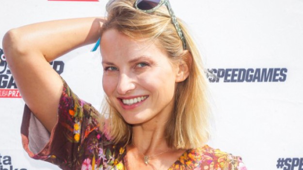 RMF Extra: Joanna Moro zmysłowo! Aktorka pozuje na plaży. "Pełna wdzięku" - komentują fani