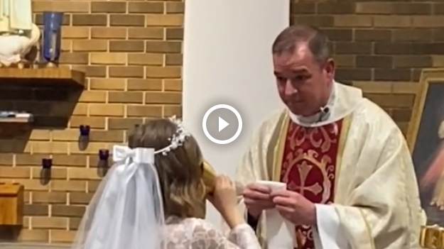 RMF Extra: 7-latka wychyliła kielich do dna na pierwszej komunii. Bezcenna reakcja księdza [WIDEO]