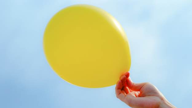 RMF Extra: Dziecko uderzyło przypadkowego mężczyznę w głowę balonem. Zareagował w szokujący sposób 