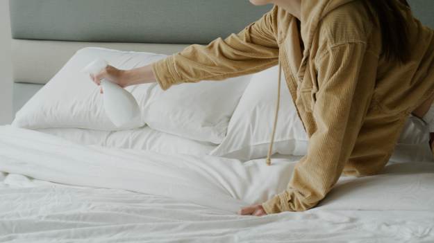 RMF Extra: Dlaczego warto spryskiwać poduszki octem białym? Poznaj domowy trik!