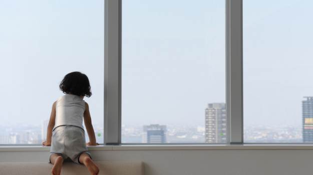 RMF Extra: Dwulatka wypadła z okna. Złapał ją jeden z przechodniów! [WIDEO]