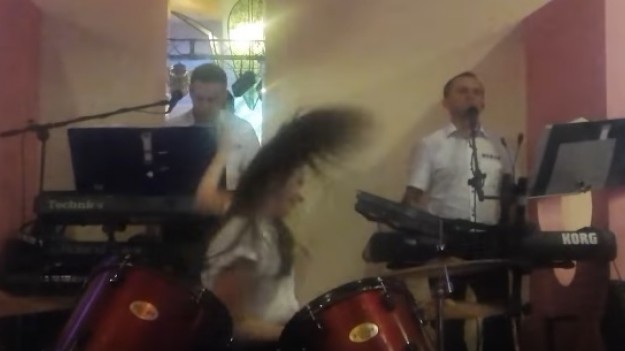 RMF Extra: Internet oszalał na jej punkcie! Zobaczcie najzabawniejszą perkusistkę z wesela!