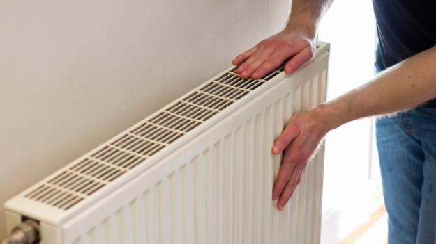 RMF Extra: Prosty sposób na cieplejsze kaloryfery bez podkręcania ogrzewania. Sprawdź, jak to zrobić!