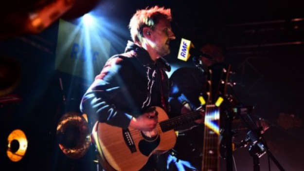 RMF Extra: Paweł Domagała szczerze o piosenkach do których wraca, gdy jest mu ciężko