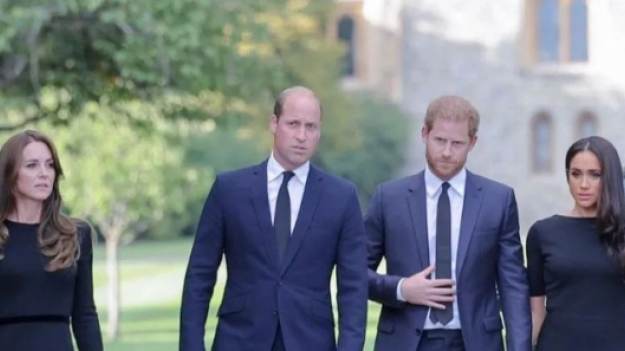 RMF Extra: Książę Harry i William razem z żonami przed zamkiem w Windsorze. Podziwiają kwiaty złożone na cześć królowej Elżbiety II [ZDJĘCIA]