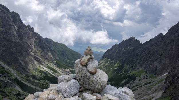 RMF Extra: Dlaczego ludzie ustawiają kamienne kopczyki w górach? Wielu turystów o tym nie wie!