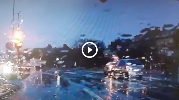 RMF Extra: Wjechał na czerwonym na pasy i potrącił dziecko. Szokujące nagranie trafiło do sieci! [WIDEO]