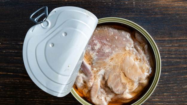 RMF Extra: Otworzyli puszkę łososia sprzed 50 lat. Nikt nie był gotowy na to, co było w środku