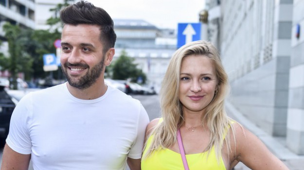 RMF Extra: Naturalna Barbara Kurdej-Szatan z mężem w polu kukurydzy. Pod postem komplementy, ale też krytyka!