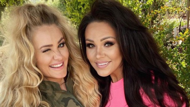 RMF Extra: Sylwia i Ewa z "Gogglebox" odsłaniają wdzięki w trawie. Kobiecy kadr wywołał niemałe poruszenie: "Wyglądacie obłędnie"! [FOTO]