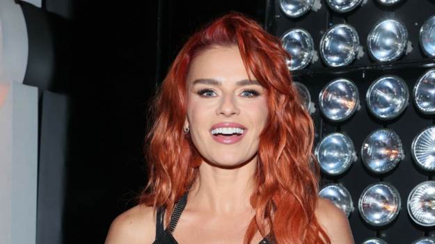 RMF Extra: Spektakularne akrobacje Nataszy Urbańskiej. Ćwiczy utwór na Eurowizję, wisząc głową w dół! [WIDEO]