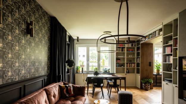 RMF Extra: 80-m mieszkanie w nowoczesnym stylu. W środku tapeta w koty i miedziana kanapa