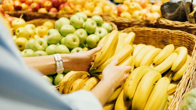 RMF Extra: Co dzieje się z poziomem cukru we krwi, gdy jesz banany? Sprawdź, zanim sięgniesz po kolejny owoc
