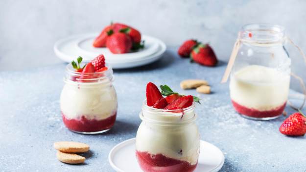 RMF Extra: Truskawki blenduję i robię krem mascarpone. Obłędny deser gotowy w kilka minut