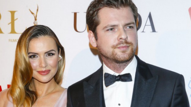 RMF Extra: Ciężarna Marta Żmuda-Trzebiatowska odsłoniła biust. Aktorka zachwyciła na gali! 