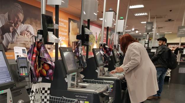 RMF Extra: Spektakularny upadek kas samoobsługowych na zachodzie. Czy w Polsce będzie to samo?