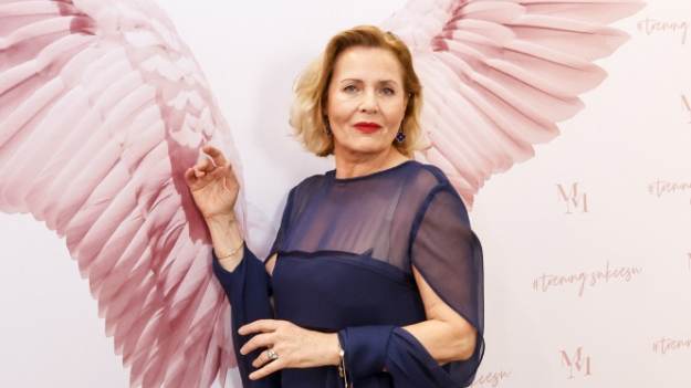 RMF Extra: Grażyna Szapołowska w towarzystwie saksofonu. Pozuje z odsłoniętym dekoltem i dumnym uśmiechem. "Jak zawsze sensualna i piękna. Boże, jak to się robi?" [FOTO]