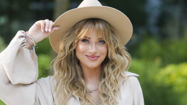 RMF Extra: Marcelina Zawadzka pokazała, jak prezentuje się bez makijażu. Chwilę później wyglądała zupełnie inaczej! "Dawno tak mocno się nie pomalowałam" [WIDEO]