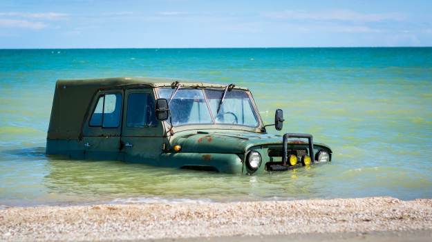 RMF Extra: Samochód zakopał się na plaży. Nagły przypływ zatopił pojazd. Pasażerowie cudem się uratowali [FOTO]