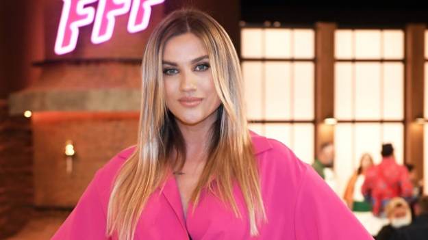 RMF Extra: Karolina Gilon wyeksponowała zgrabne nogi, biorąc udział w spontanicznej sesji foto. "Ale rakieta" - komentują internauci 