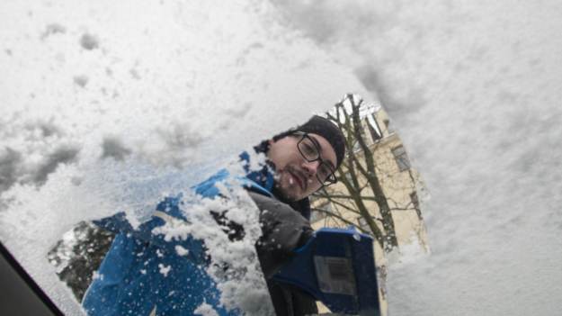 RMF Extra: Oblodzona przednia szyba doprowadza cię do szału? Sprawdź, jak temu zaradzić