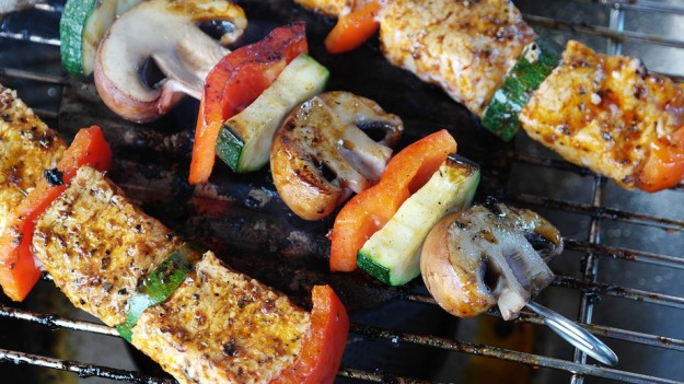 RMF Extra: Dyspensa na majówkę. Arcybiskup tłumaczy: "Pan Jezus też grillował rybkę"