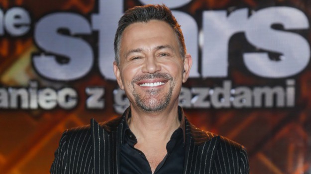 RMF Extra: Krzysztof Ibisz stanął przed obiektywem w takim stroju! "Prawdziwi mężczyźni nie boją się różu" [ZDJĘCIE]