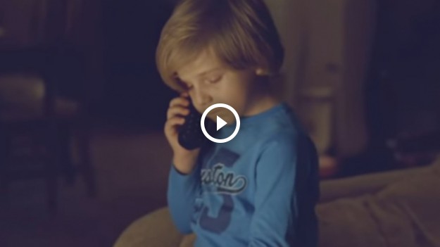 RMF Extra: Zadzwonił na policję bo szukał mamy! Zobaczcie co zrobił policjant! 